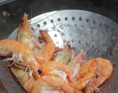 煮虾用热水还是冷水？