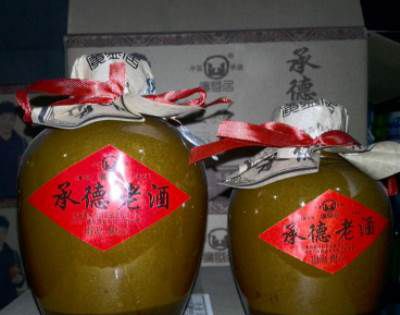 中度酒的酒精含量在多少范围之内？