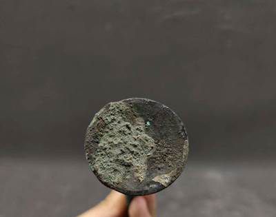 人类最先使用的制造器具的金属是什么？