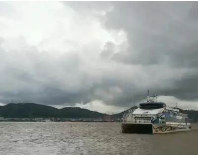沿海水域是指沿海的港口什么和领海？