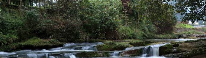 沟水汩汩是什么意思？