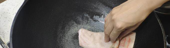 铁锅怎么开锅不生锈不粘锅？