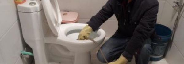 鞋刷掉进马桶堵了如何自己快速疏通