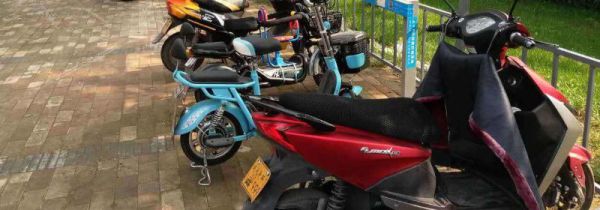 电动车充电器一直亮红灯怎么回事