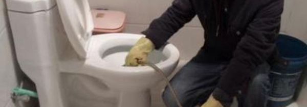 马桶刷掉进马桶怎么办在内部很深
