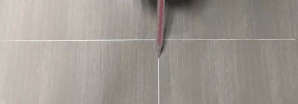 地板砖上的划痕怎么去除