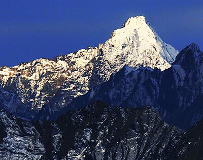 长征途中翻越的第一座大雪山是哪座山？