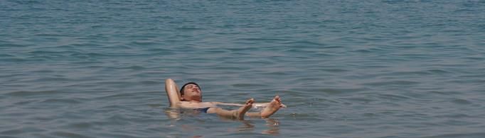 死海为什么能让人浮起来？