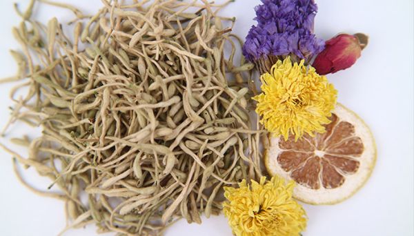 金银花可以和玫瑰花一起泡吗 金银花可以和玫瑰花一起泡么