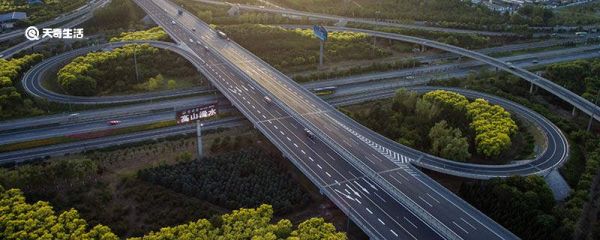 立交桥的桥面上为什么有一道道裂缝 立交桥的桥面上为啥有一道道裂缝