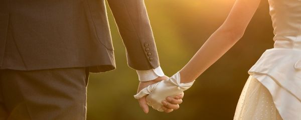 结婚胸花戴哪边 结婚胸花戴在哪边