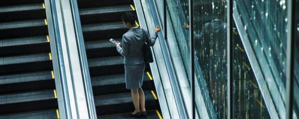 扶手电梯的紧急制动按钮在哪 扶手电梯的紧急制动按钮在什么地方