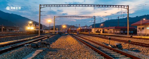 轨道两边有小石头有什么用 轨道上的石头的作用是什么