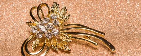 胸针戴哪边 胸针佩戴在哪个位置