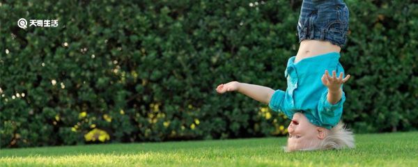 倒立着喝水水还会到胃里去吗 倒立着喝水水会不会到胃里去