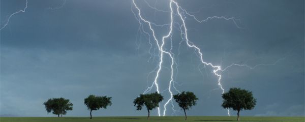 闷雷滚动是什么意思 闷雷滚动是什么意思在文中指什么