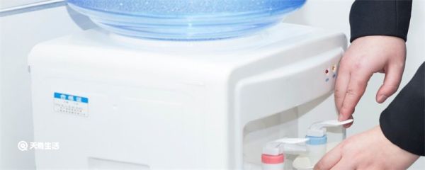 饮水机里的水能放多久 饮水机里的水反复烧可以喝吗