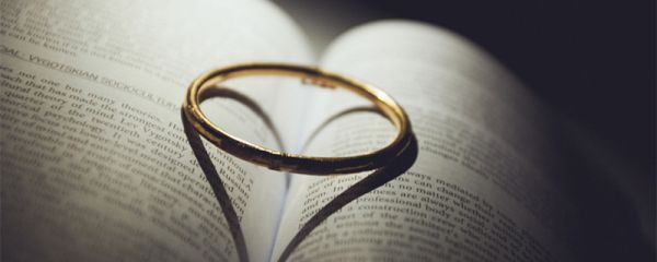 小拇指戴戒指是什么意思 女生右手小拇指戴戒指是什么意思