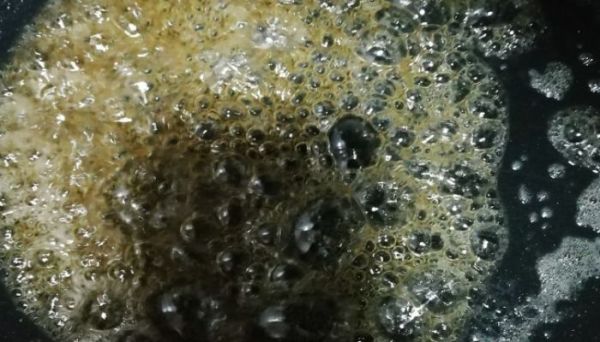 熬糖怎样多起泡沫  熬糖多起泡沫的方法