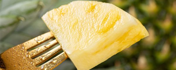 凤梨里面有黑色颗粒是什么 凤梨里面黑色的籽是什么