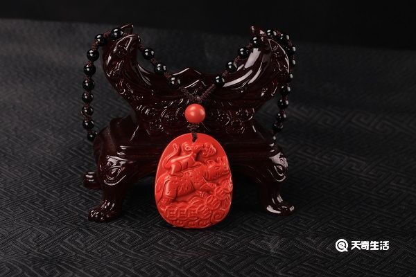 朱砂吊坠的功效与作用 朱砂吊坠的功效与作用禁忌