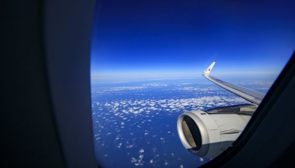 飞机起飞怎么做不难受 飞机起飞时如何克服不适感