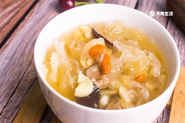 红糖银耳莲子汤的功效 红糖银耳莲子汤的功效是什么
