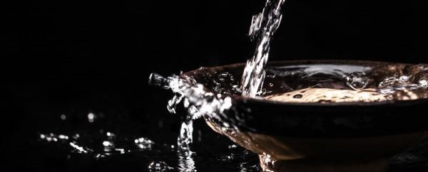 白酒变黄了是怎么回事 白酒变黄了什么原因