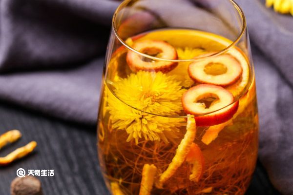 枸杞子与菊花泡水喝的功效 枸杞子与菊花泡水喝的功效与作用