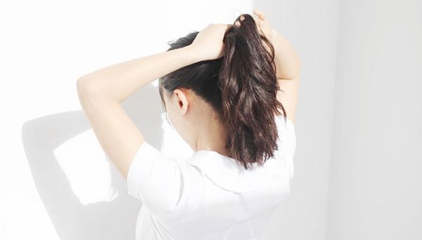 头发起电怎么办小窍门 如何缓解头发起静电