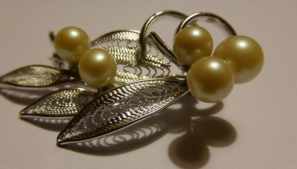 插针式胸针怎么戴 插针式胸针要怎么戴