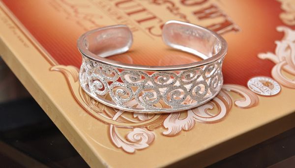 为什么戴银手镯手上黑 为啥戴银手镯手上黑