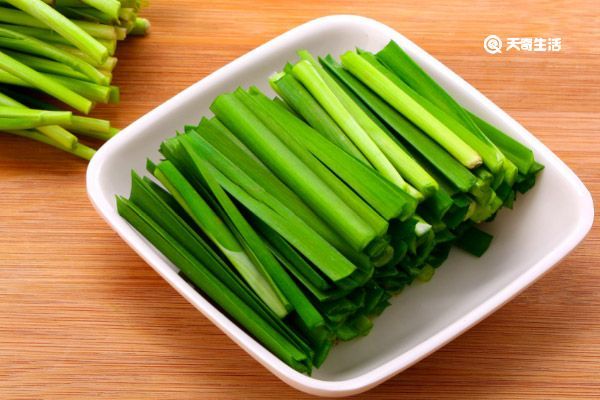 韭菜加盐的功效与作用 韭菜的功效