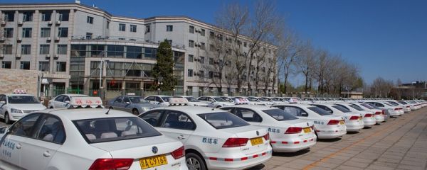 半坡起步定点停车技巧 半坡起步定点停车技巧有哪些