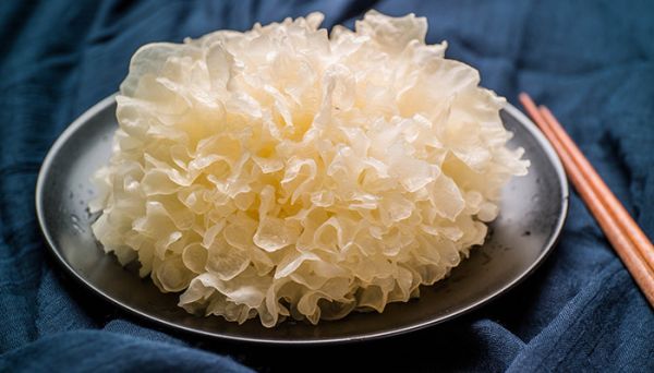 银耳凉拌不焯水有毒吗 银耳凉拌不焯水可以食用吗