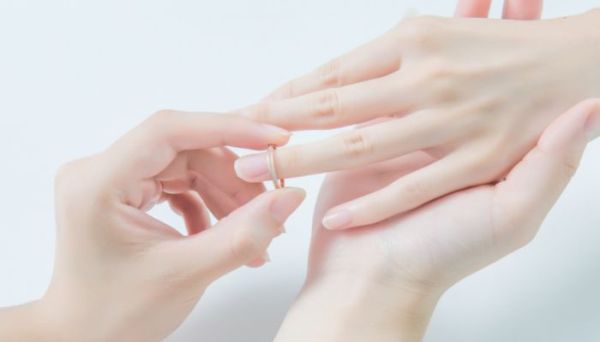 订婚戒指戴哪个手指 订婚戒指应该戴哪个手指