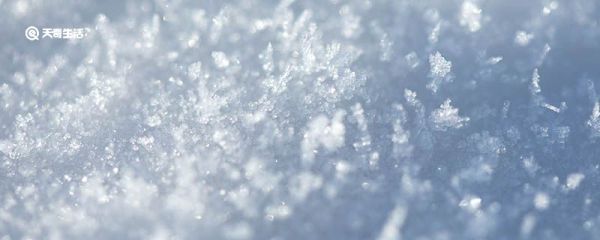 为什么撒上点食盐就能把两块冰牢牢地粘在一起 为什么撒上点食盐能把两块冰牢牢地粘在一起