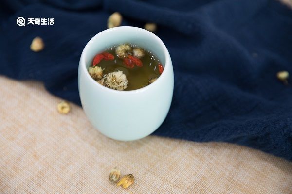 黄芪桑椹枸杞子菊花泡水功效 黄芪桑椹枸杞子菊花泡水有什么功效