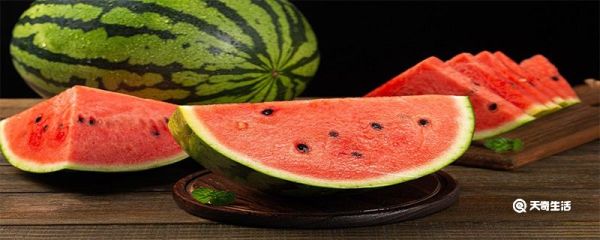 吃螃蟹不能和什么在一起同时吃 吃螃蟹不能和西瓜一起吃吗