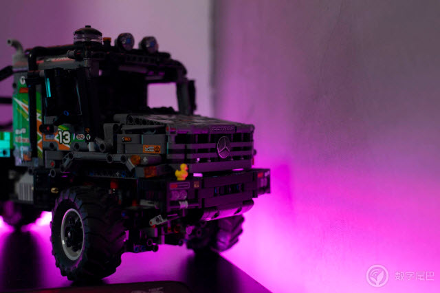 飞利浦 Hue 电竞桌面：声光同步！氛围感拉满！