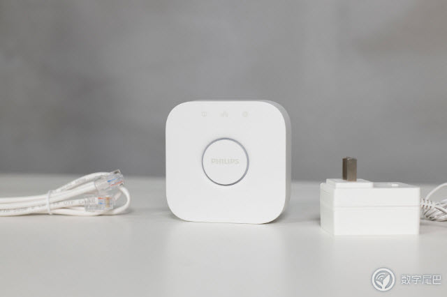 飞利浦 Hue 电竞桌面：声光同步！氛围感拉满！