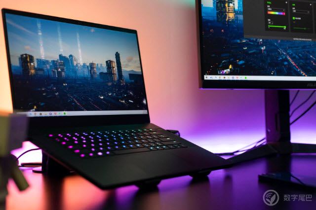 飞利浦 Hue 电竞桌面：声光同步！氛围感拉满！