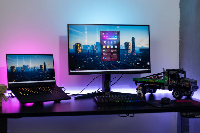 飞利浦 Hue 电竞桌面：声光同步！氛围感拉满！