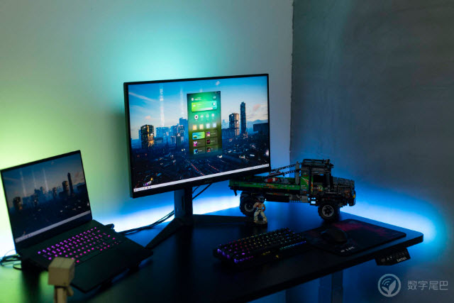 飞利浦 Hue 电竞桌面：声光同步！氛围感拉满！